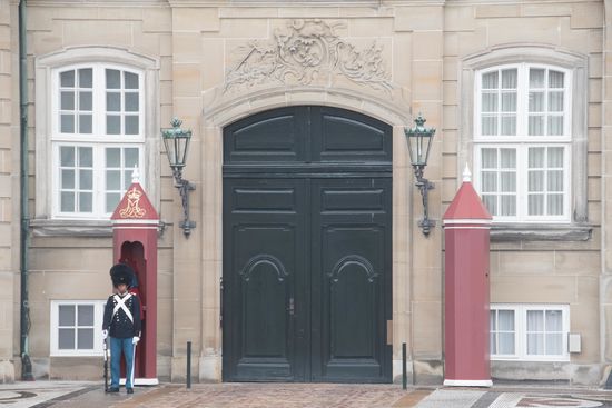 Und natürlich muss auch der Königin die Aufwartung gemacht werden. Der Wachmann sieht aber nicht so aus, als ob er mich auf eine Tasse Kaffee durchlassen wollte