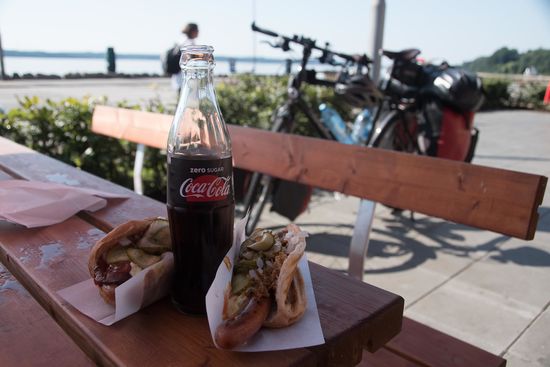 In zehn Wochen um die Ostsee bin ich zum internationalen Fastfood-Experten geworden. Letzter Test bei Anni's Kiosk - ein Hotdog ist bezahlt, einen gab es gratis dazu