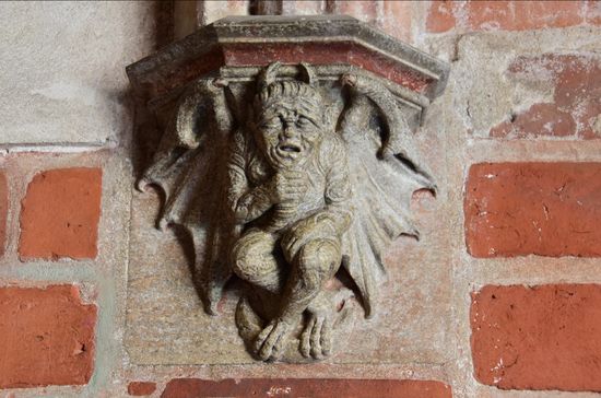 Und hier der Beweis: Auch kleine Teufelchen haben ihre Bedürfnisse - der Wegweiser zum stillen Örtchen im Kloster