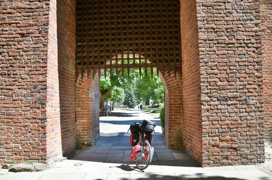 Soweit ist es dann noch nicht, dass das Fahrrad unter dieses Gittertor kommt