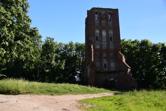 Die Reste einer Kirche - Erinnerungen an die deutsche Geschichte dieser Region werden hier systematisch getilgt