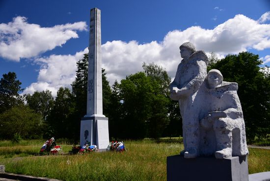 Alle paar Kilometer auf dem Weg nach Kaliningrad säumen Gedenkstätten die Straße