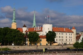 Beim Gang über Brücke, die die Daugava überspannt, zeigt sich die Altstadt mit dem Rigaer Schloss im schönsten Abendlicht