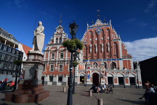 Wohl die auffälligste Fassade in der Stadt mit dem Standbild des Roland davor - allerdings kein altes Gebäude, sondern vollständig rekonstruiert