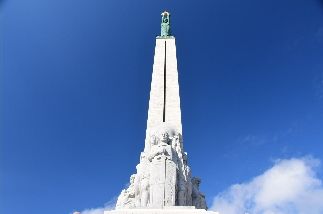 Natürlich feiert sich das Land und seine wiedererlangte Unabhängigkeit mit einem monumentalen Denkmal