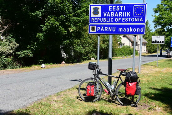 Ein Schild, zwei Videokameras: das ist schon der ganze Grenzübergang und ich komme in Ikla in Estland an
