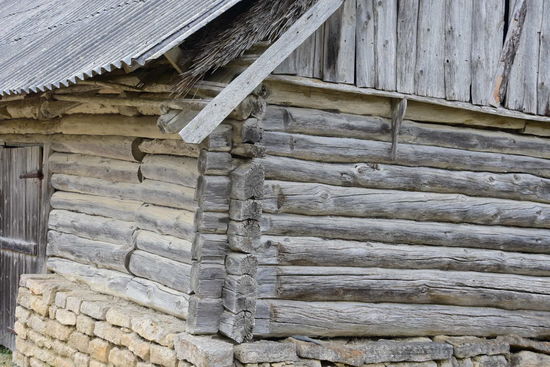 Die traditionelle Bauweise, nicht nur hier aus den Inseln - leider hat man hier, wie bei uns, vor gut 50 Jahren die Faserbetonplatten entdeckt...