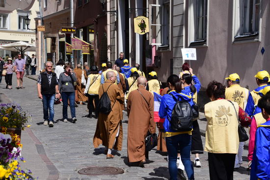 Immerhin mussten die Mönche nicht auch noch gelbe Westen und Mützen tragen. Sind ja auch so schon auffällig genug.