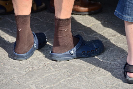 Warum wird uns Deutschen im Ausland eigentlich immer nachgesagt, dass man uns schon an der Kleidung erkennt? Oder: "Vaddern, solln wir ma ne Kreuzfahrt machen?" "Nää, is mir viel zu steif!" "Nee, stimmt gaanich, ist heute ganz lejär, kannst ruhig so gehn, wie du bist."