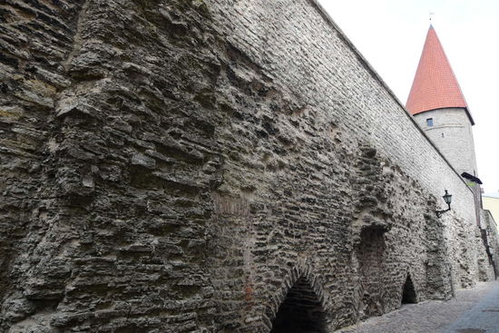 Fast zwei Kilometer der mittelalterlichen Stadtmauer mit etlichen Wachtürmen sind erhalten