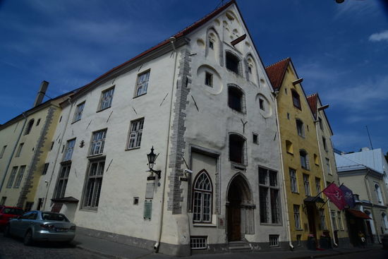 Die drei Schwestern: Mittelalterliche Fassaden mit unterschiedlichen Baustilen aus verschiedenen Epochen, hinter denen sich heute natürlich ein Hotel verbirgt