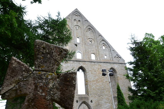 Altes Klostergemäuer, das zum Teil rekonstruiert wurde