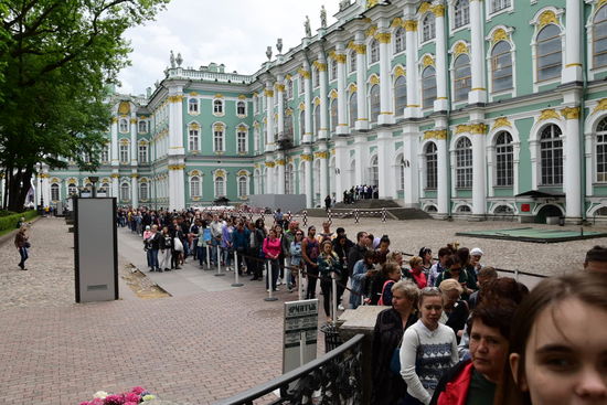 Eine von zwei Warteschlagen vor den Kassen einem der Innenhöfe