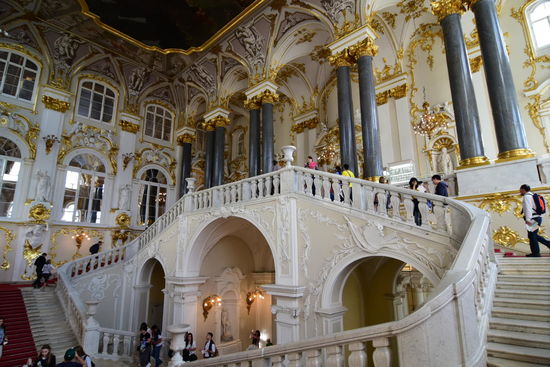 Ab hier darf nur noch gestaunt werden - die Haupttreppe