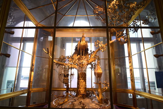 Dieser etwa zwei Meter hohe goldene Pfau ist eine Uhr - und es soll ein Spektakel sein, wenn er anschlägt