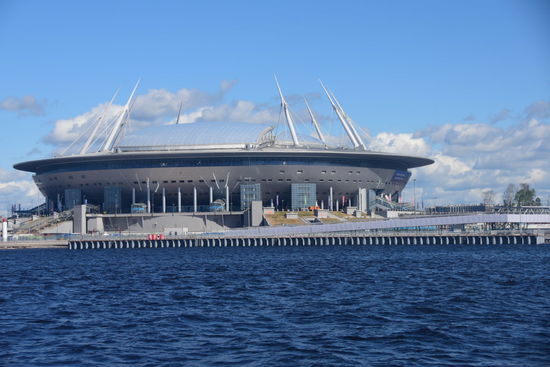 Direkt an der Newa liegt das Fußballstadion, in dem die WM-Spiel hier ausgetragen werden