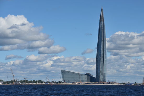 Und man kommt an dem neuen Wahrzeichen der Stadt vorbei, das einzige Hochhochhaus der Stadt, da hier alles auf Sumpf gebaut ist. Obwohl ein ganzes Stück raus, sieht man diesen Turm auch aus der Innenstadt