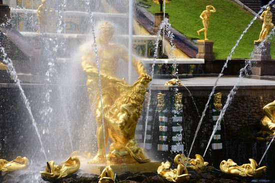 Die Wasserspiele beeindrucken - überall in der riesigen Parkanlage findet man wieder neue Springbrunnen. Hier aber die Kaskaden direkt vor dem Palast