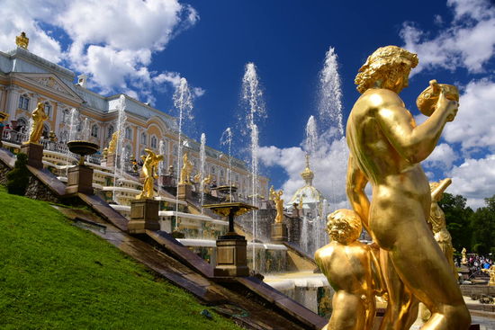 Hunderte vergoldete Figuren zieren den Park - wenn man's mag...