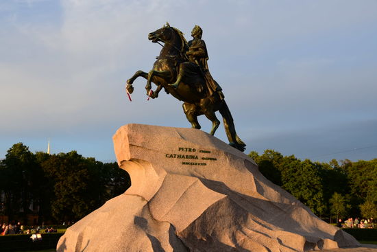 Selbst der Stadtgründer reitet jetzt dem Sonnenuntergang entgegen