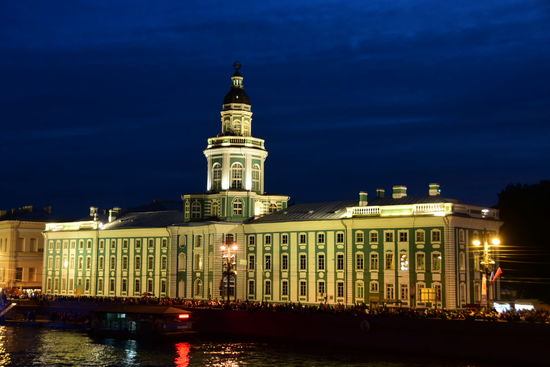 Die Blaue Stunde, die von Fotografen so geschätzt wird, dauert hier die ganze Nacht