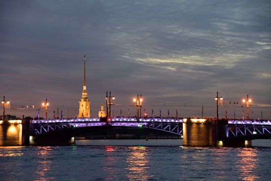 Mit gigantischem Aufwand veranstaltet die Stadt hier ein wunderschönes Volksfest - und das Wetter spielt perfekt mit