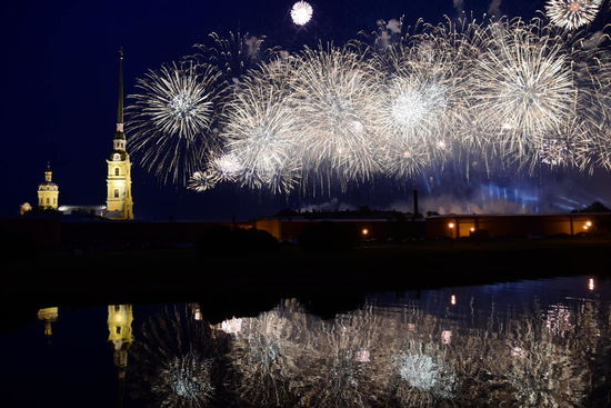 Und ich sollte Recht behalten - gegen 01.00 Uhr geht der ganz große Zauber los. Für mich leider ohne Sicht auf den Fluss und den Segler