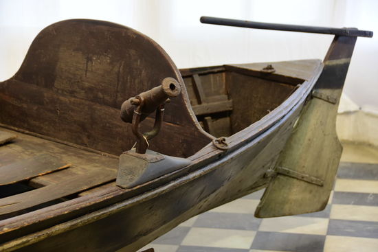 Als gelernter Schiffszimmermann hat es sich der Zar nicht nehmen lassen, dieses Ruderboot selbst zu bauen - aber die Bewaffung darf natürlich nicht fehlen