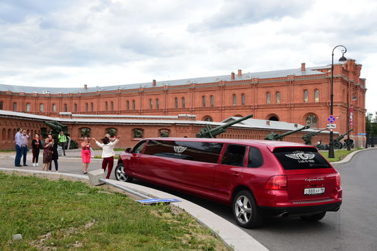 Hat einer bei uns schon einmal einen Porsche Cayenne als Strech-Limousine gesehen? Luxusautos sind in St. Petersburg wirklich nur bei ganz besonderen Modellen noch ein Hingucker