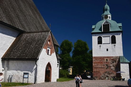 Überragt wird die Altstadt von dem mit Holzschindeln gedeckten Dom