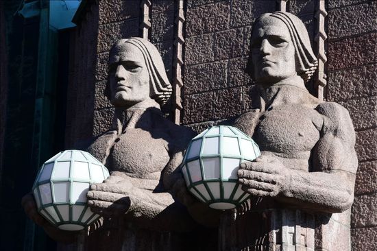 Marakante Steinwächter links und rechts des Haupteingangs des Bahnhofs, der zu den Wahrzeichen der Stadt gehört
Marakante Steinwächter links und rechts des Haupteingangs des Bahnhofs, der zu den Wahrzeichen der Stadt gehört