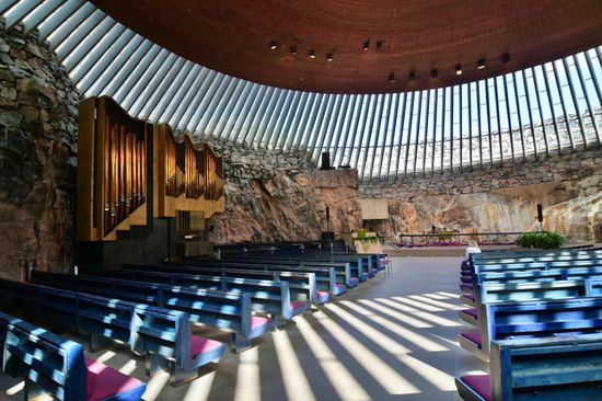 Die wohl ungewöhnlichste Kirche, die ich je gesehen habe, ist die Temppelilaukio-Kirche. Eigentlich sollte hier eine ganz normale Kathedrale gebaut werden, als 1939 der Krieg dazwischen kam. Heute sind die Wände des Innenraums nackter Fels, der von einer Kuppel übedacht wird. Diese Kuppel wird von einer umlaufenden Fensterreihe getragen, die das Licht in die Kirche fallen lässt
Die wohl ungewöhnlichste Kirche, die ich je gesehen habe, ist die Temppelilaukio-Kirche. Eigentlich sollte hier eine ganz normale Kathedrale gebaut werden, als 1939 der Krieg dazwischen kam. Heute sind die Wände des Innenraums nackter Fels, der von einer Kuppel überdacht wird. Diese Kuppel wird von einer umlaufenden Fensterreihe getragen, die das Licht in die Kirche fallen lässt