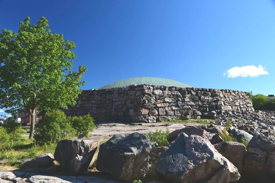 Mitten in der Stadt liegt diese Felsenkirche
