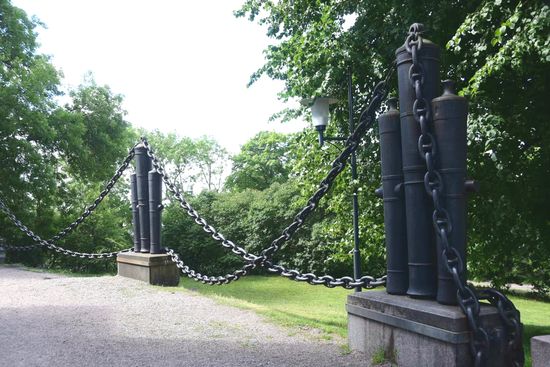 Mal eine besondere Art der Abrüstung: Kanonen als Einfriedigung der Garnisonskirche von Soumenlinna
