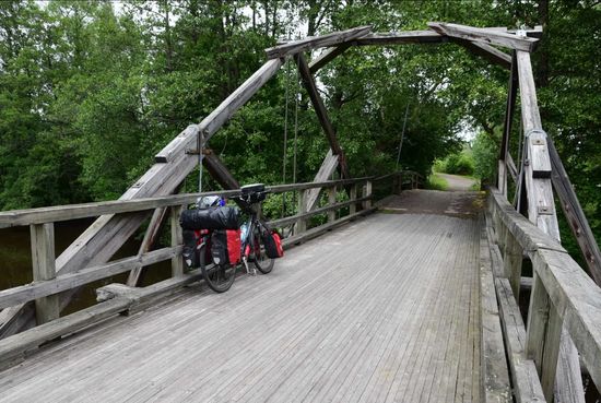 Diese Brücke ist nicht für die zahlreichen Holztransporter geeignet