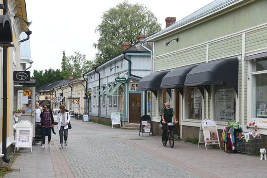 Aber auch die finniche Provinz hat ihre Reize und Überraschungen. Da mein Reiseführer für die Ostseerunde bei Turku abbricht und dann nach der Fährfahrt in Stockholm wieder ansetzt - wo wie es die meisten Reisenden auch machen - bin ich jetzt quasi im Blindflug unterwegs, was die Sehenswürdigkeiten auf der Strecke angeht. Und so ist so eine Kleinstadt wie Rauma dann auch eine angenehme Abwechslung auf der Fahrt durch die Wälder. Denn auch Rauma hat eine sehr schöne Altstadt aus Holzhäusern, die schon sehr früh zum Weltkulturerbe erhoben wurde - je früher desto besser, je später desto banaler...