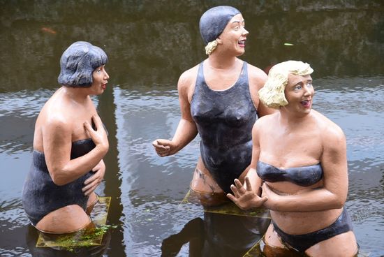 Und was lockt diese drei Badenixen?