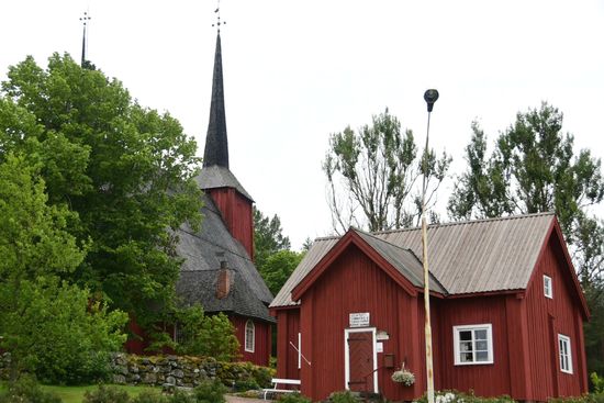 Eine alte Kirche komplett aus Holz - einschließlich Dacheindeckung