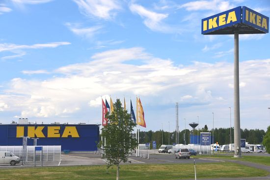 Und woran erkennt man, dass man in Schweden ist? An der Ikea-Filiale als erstes Gebäude auf schwedischer Seite nach ca. 200m! Die angeblich nördlichste Filiale des Konzerns weltweit