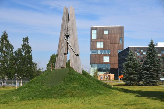 Uemå - eine moderne Großstadt mit einer Universität mit 30.000 Studenten, von der ich noch nie gehört hatte. War europäische Kulturhauptstadt und hat deswegen zahlreiche Kunstwerke im Stadtbild. Und ich einen kleinen Campingplatz direkt am Flussufer im Gewerbegebiet mit Blick auf dutzende gigantische Forstmaschinen eine japanischen Herstellers