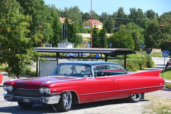 Und auch das ist typisch Schweden. Die alten amerikanischen Straßenkreuzer hatten mich schon als Jugendlichem beeindruckt, als ich mit dem Schwimmverein in Schweden war. Die Autos sind noch immer dieselben, die Fahrer auch, nur eben 45 Jahre älter oder es sind die gleichen jungen Typen wie vor 45 Jahren