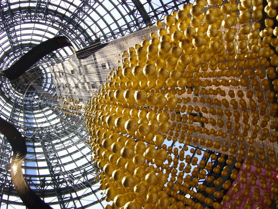 Werbung fuer Ferrero Rocher in nem Einkaufs-Zentrum in Melbourne