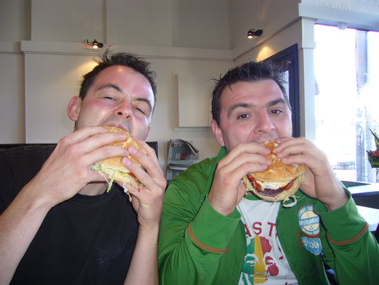Schon lecker so ein fetter Burger zum Fruehstueck...
