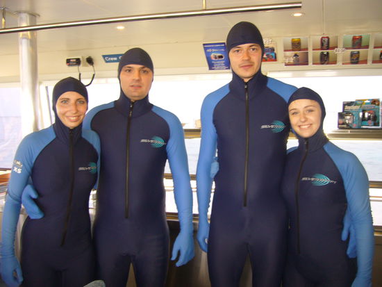 Wir waren uebrigens nicht beim Eisschnelllauf, das war zum Schutz gegen Sonne und Jellyfish. Wobei der Anni Friesinger der Anzug sicher auch toll gestanden haette...