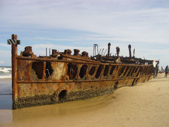 Beim Maheno Wreck waren wir natürlich auch. 1935 wollten Japaner das Schiff zum Abwracken nach Japan schleppen. Dummerweise ist deren Abschleppseil gerissen, das Schiff lief auf Fraser Island auf Grund, dann haben sie's da halt liegen gelassen. Mittlerweile sind schon 2/3 des Schiffes weggerostet. Wer's also noch sehen will, sollte innerhalb der nächsten 35 Jahre mal vorbeischauen!
