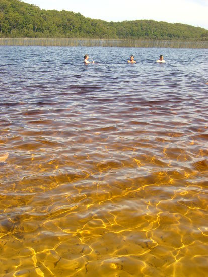 Der nächste See, bei dem ich den Namen gar net reinschreiben werde, weil ihn eh keiner aussprechen kann. Interessant hierbei die Farbe, was nix mit irgendwelchen verfaulenden Gegenständen im Wasser zu tun hat, sondern vom Wald kommt, der ringsum ist. Und mit dem Sand kann man sich sogar peelen - angeblich...