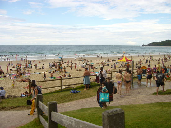 In Byron Bay waren wir auch am Strand. Baden konnten wir leider nirgends, weil a) die Zeit mal wieder zu knapp war und b) weil's 10 Minuten nach Aufnahme dieses Bildes richtig geregnet hat.