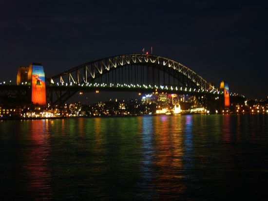 Die Pfeiler der Harbour Bridge wurden alle paar Minuten mit wechselnden Motiven angestrahlt.