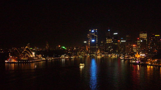 Die Skyline von der Harbour inklusive Opera House bei Nacht...