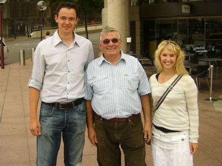 Das war Herr Schuster, der in Sydney wohnt, und bei dem wir uns auch auf diesem Weg noch einmal ganz herzlich bedanken wollen, dass er sich die Zeit genommen hat, uns einen Tag lang die Ecken in Sydney zu zeigen, an die man sonst als normaler Tourist nicht kommt. Vielen Dank!